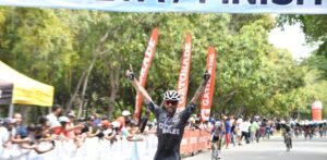 Rubén Campanioni resiste ataque y conquista la cuarta etapa de la Vuelta Ciclista
