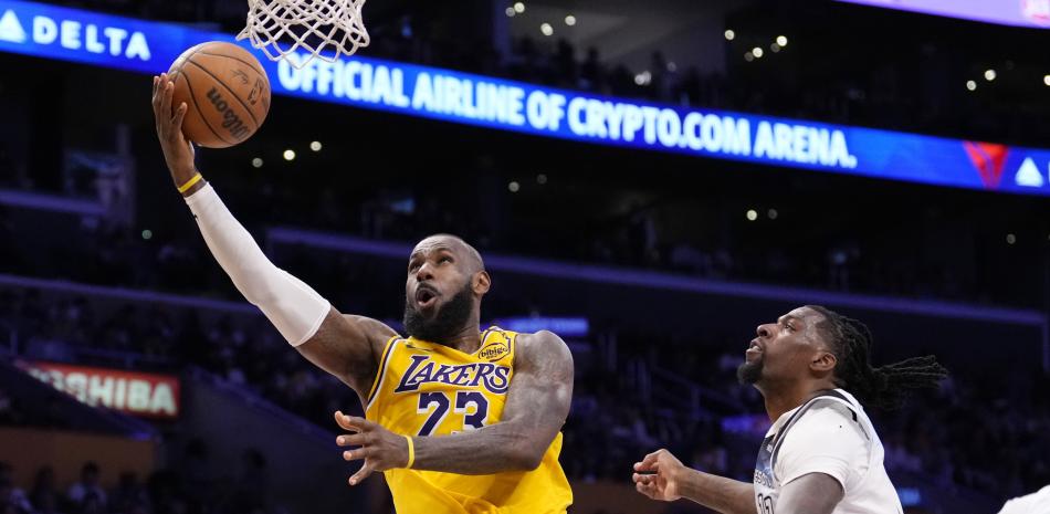 LeBron James guía a los Lakers hacia su cuarta victoria consecutiva
