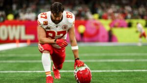 Travis Kelce confirma a Pat McAfee que sí jugará en el 2025