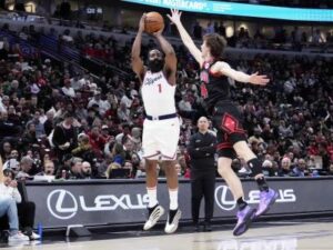 Harden anota 30, Clippers superan a Bulls y frenan racha de derrotas