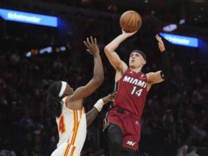 Herro y Robinson lideran al Heat que atina 23 triples ante Hawks