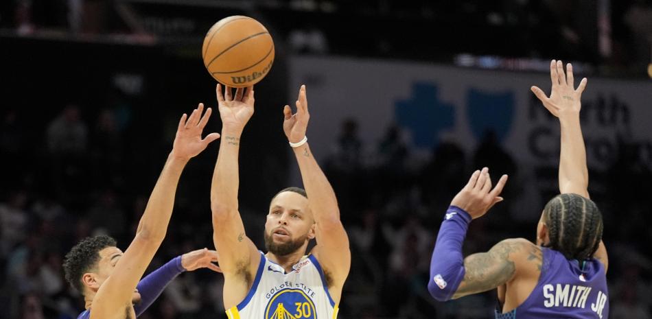 Curry regresa a 'casa' y Warriors vencen a los Hornets