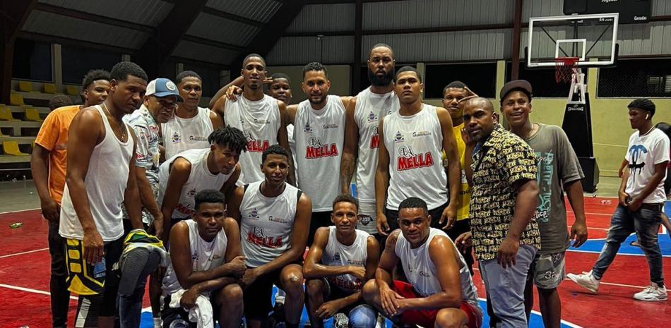 La pasión por el baloncesto unifica a los barrios en Paraíso, Barahona