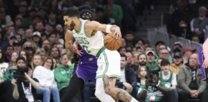 Jason Tatum anota 40 puntos y Celtics vencen 111-101 a Lakers
