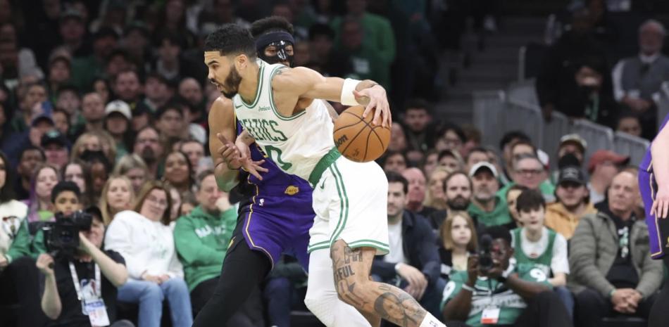 Jason Tatum anota 40 puntos y Celtics vencen 111-101 a Lakers