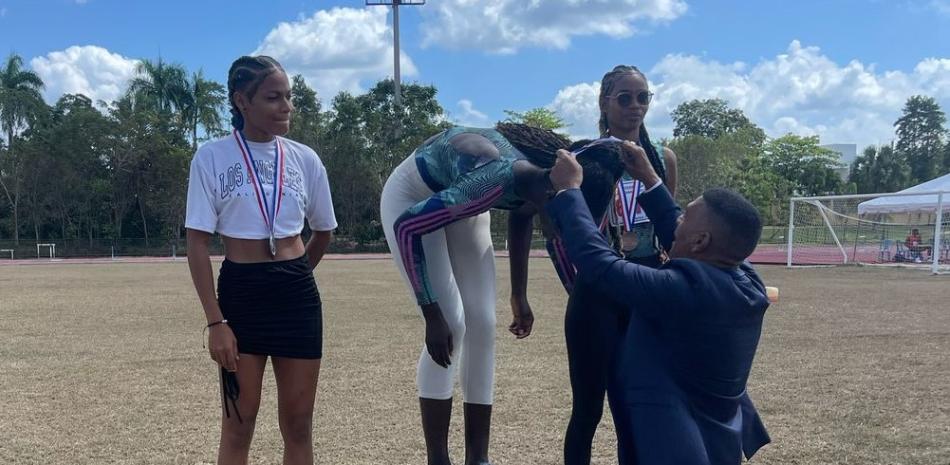 Senyú conquista oro en el Invitacional de Atletismo Isaac Ogando