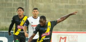Salcedo sorprende a Moca y le gana 3-0