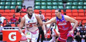 Jonathan Araujo encesta 23 en el éxito del Cupes en el basquet de Santiago