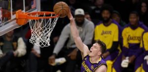 Lakers arrasan, Rockets remontan 25, Nuggets ganan a Warriors sin Jokic, Towns anota 23 en triunfo