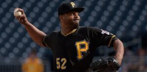 Las Estrellas Orientales firman a los relevistas Pedro Strop y Jhan Maríñez