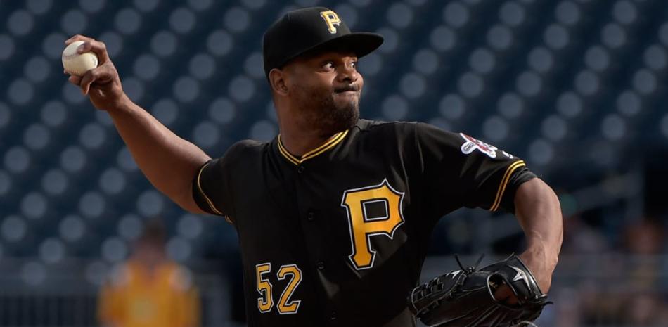 Las Estrellas Orientales firman a los relevistas Pedro Strop y Jhan Maríñez