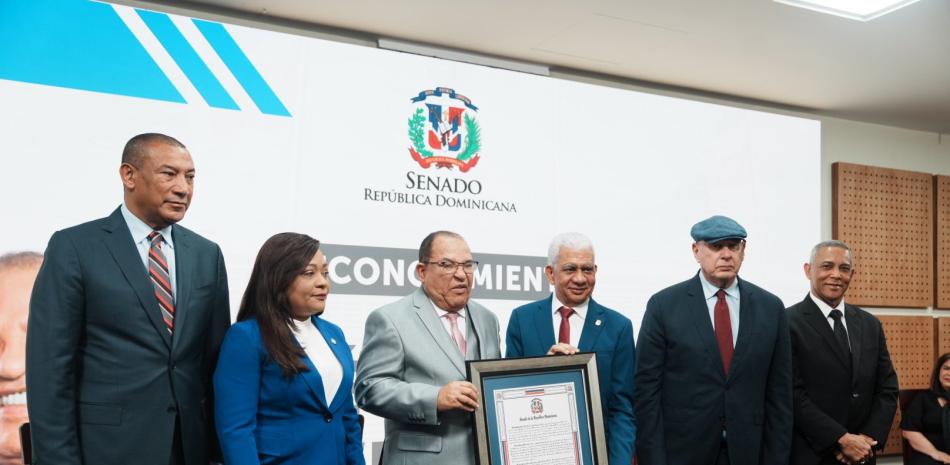 El Senado reconoce gestión deportiva de César Cedeño