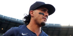 Josh Rojas sufre fractura por estrés y está en duda para el Día Inaugural