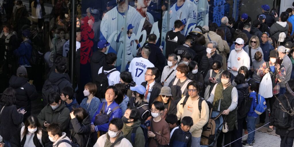 El béisbol en Japón se ve casi igual, pero la comida y el ambiente son diferentes