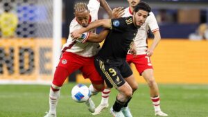 Goles de Jiménez y solidez defensiva, avalan pase de México