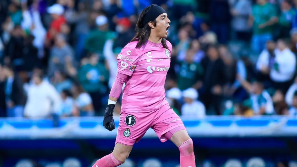 Santos Laguna aprovechó ventaja numérica para derrotar al líder León