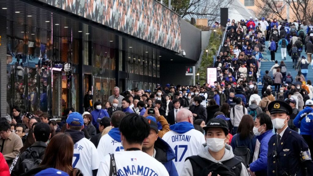 ¿Qué souvenirs buscaron aficionados en Tokyo Series Dodgers-Cubs?