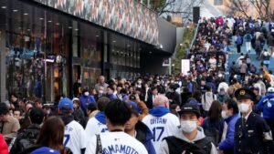 ¿Qué souvenirs buscaron aficionados en Tokyo Series Dodgers-Cubs?