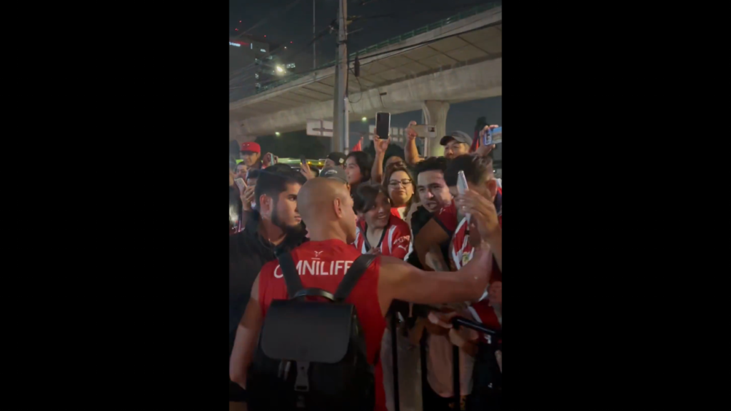Cerca de 500 aficionados brindan serenata a Chivas