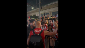 Cerca de 500 aficionados brindan serenata a Chivas