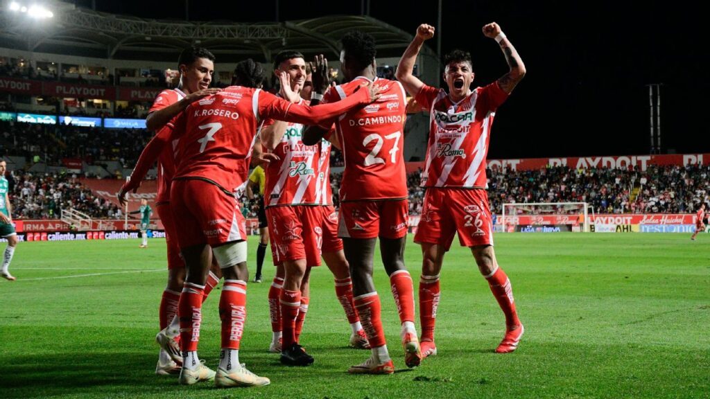 Necaxa derrotó a León con un jugador menos por casi una hora