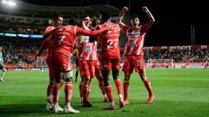 Necaxa derrotó a León con un jugador menos por casi una hora