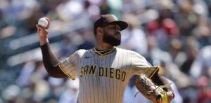 Randy Vásquez ayuda a que los diezmados Padres superen a los Atléticos para ganar serie