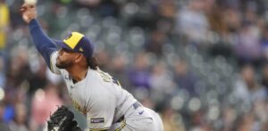 Hermanos Peralta disfrutan reencuentro en serie Cerveceros-Rockies