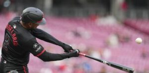 Candelario jonronea para ayudar a Singer y los Rojos a vencer a los Piratas 5-3
