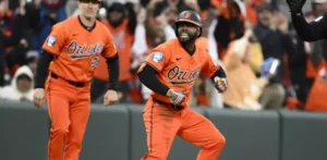 Orioles remontan y superan 5-4 a Toronto pese a jonrón de excompañero Santander