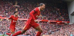 Van Dijk anota el gol del triunfo y el Liverpool se acerca a la conquista del cetro en Liga Premier
