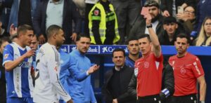 El Real Madrid aguanta el pulso al Barcelona pese a la tarjeta roja de Mabppé