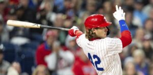 Harper y Realmuto pegan jonrones para guiar