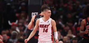 Tyler Herro encesta 38 y el Heat supera 109-90 a los Bulls y se coloca a un paso de los playoffs