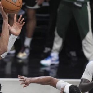 Giannis-se-enfrenta-a-un-gran-dilema-se-queda-o-se-va-de-Milwaukee_.jpg