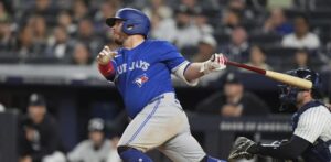 Kirk-conecta-doble-de-2-carreras-en-la-novena-para-guiar-a-los-Azulejos-sobre-los-Yankees_.jpg