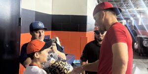 Trout se reunió con fanático tras incidente en un batazo de foul