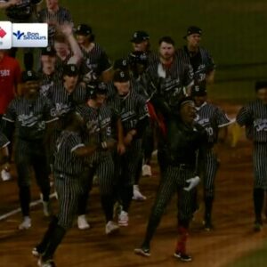 Este es probablemente el “bat flip” más grande que jamás hayas visto