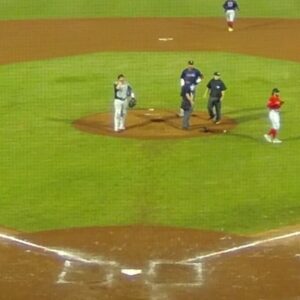 Este pitcher de liga menor entró vistiendo el jersey equivocado
