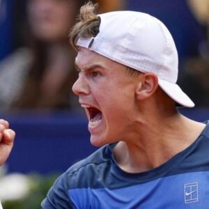 Rune se exhibe ante Alcaraz y se corona por primera vez en Barcelona