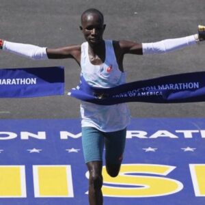 Sharon Lokedi supera un récord del Maratón de Boston, mientras John Korir gana como su hermano
