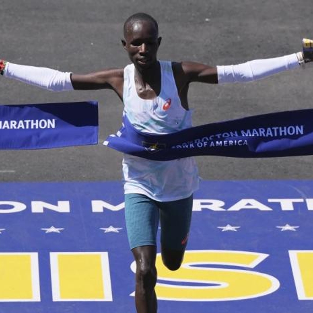 Sharon Lokedi supera un récord del Maratón de Boston, mientras John Korir gana como su hermano