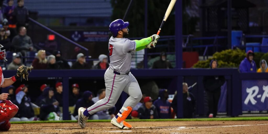 Álvarez da HR y recibe un bolazo en la mano lesionada en un juego de rehabilitación