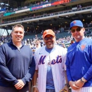 Defensor-del-Pueblo-lanza-la-primera-bola-en-partido-de-los-Mets_.jpg