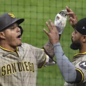 Fernando-Tatis-Jr.-anota-la-carrera-de-la-victoria-para-los-Padres-en-la-novena_.jpg
