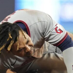 Jose-Ramirez-abandona-el-juego-por-un-esguince-de-tobillo-tras-tropezar-en-la-primera-base_.jpg