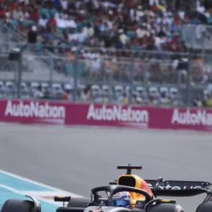 Max-Verstappen-flamante-padre-gana-la-pole-en-Miami-su-3ra-en-seis-carreras-de-F1-esta-temporada_.jpg