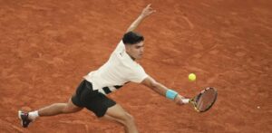 Carlos Alcaraz canta a los fanáticos del Roland Garros tras ganar en segunda ronda