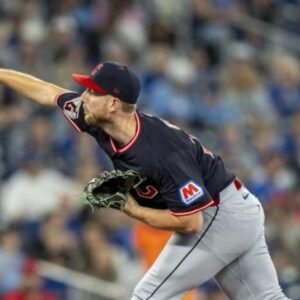 Bibee sale tras 5 entradas por calambres, pero Guardians vencen Azulejos