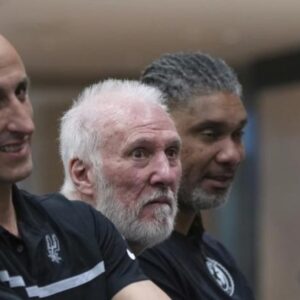 Popovich reaparece en público en presentación de Johnson como entrenador de Spurs